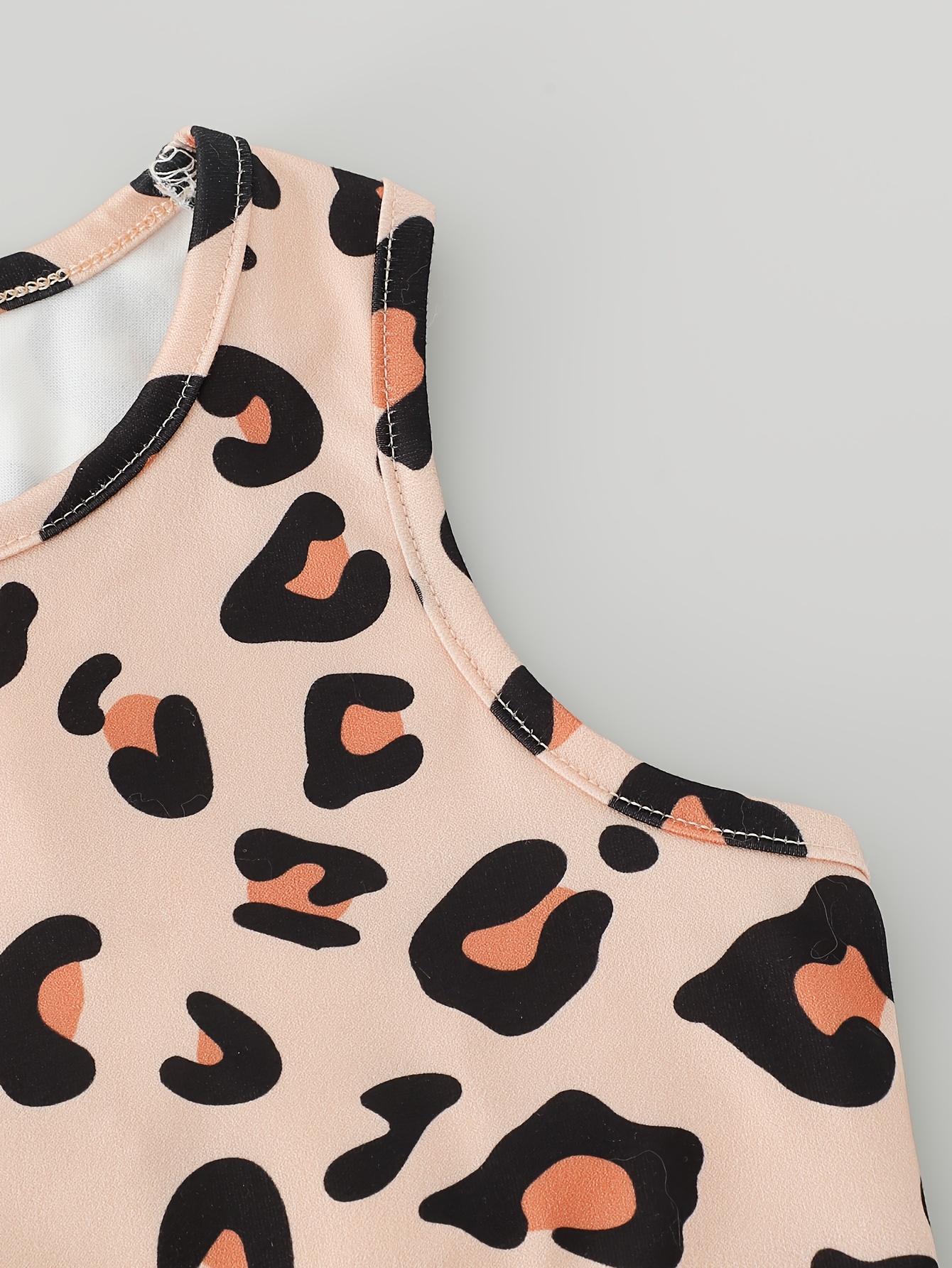 Girls Leopard Print Crop Top and Shorts Set with Open Back - 图片 4