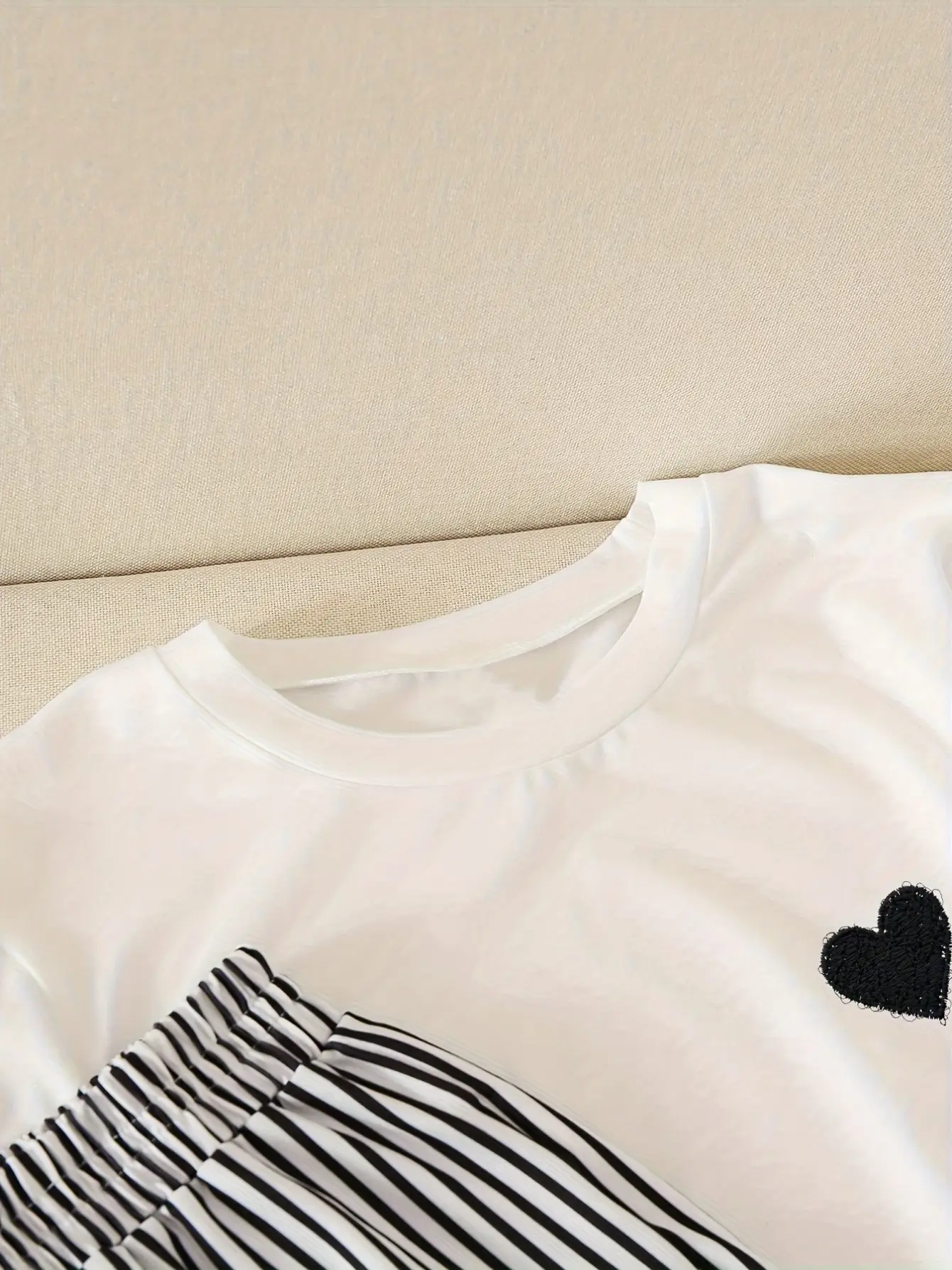 Detail 3 of Girls Heart Tee and Bow Stripe Wide Leg Pants Set by LUNORIANA
