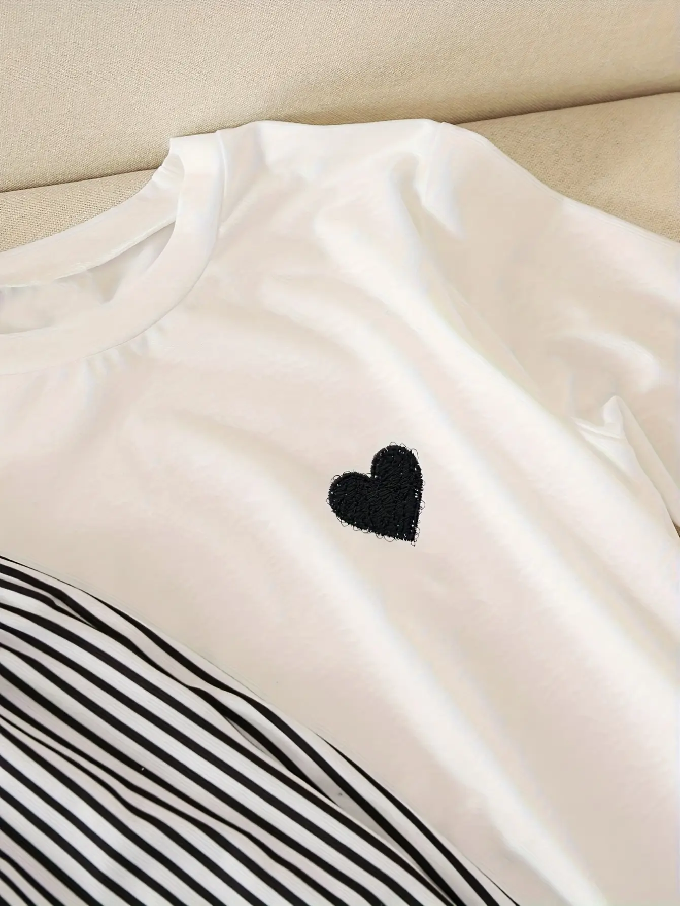 Detail 4 of Girls Heart Tee and Bow Stripe Wide Leg Pants Set by LUNORIANA